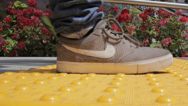 Las baldosas podotáctiles permiten que las personas no videntes pueden circular de manera independiente por la ciudad.