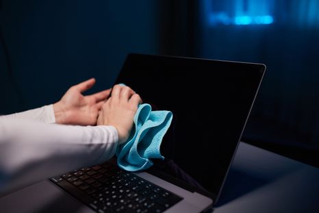 La limpieza de la pantalla de la notebook requiere paños suaves, poca humedad y productos adecuados. La limpieza de la pantalla de la notebook requiere paños suaves, poca humedad y productos adecuados.