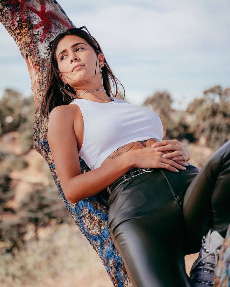 Sentada en el piso sin pantalones la foto de reeicy Rendón que encendió Instagram Foto: Instagram