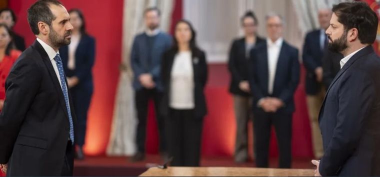 Gabriel Boric (d), durante el nombramiento de Nicolás Grau (I), en Chile. EFE/ Presidencia de Chile Gabriel Boric (d), durante el nombramiento de Nicolás Grau (I), en Chile. EFE/ Presidencia de Chile