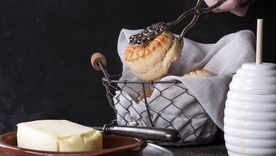 Seguí el paso a paso y obtené unos scones de queso dorados y deliciosos. Seguí el paso a paso y obtené unos scones de queso dorados y deliciosos.