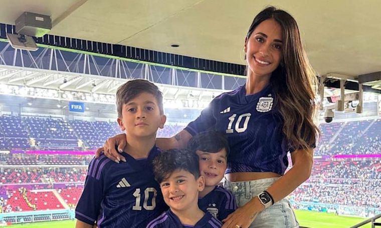 Camiseta de fútbol, el ítem tendencia del que no te despegarás hasta fin de año Foto: Instagram