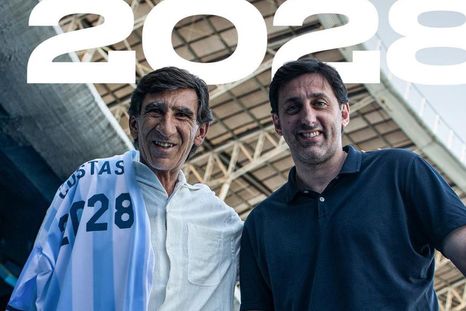 Gustavo Costas renovó con Racing y posó junto a Diego Milito con el Cilindro de fondo. Gustavo Costas renovó con Racing y posó junto a Diego Milito con el Cilindro de fondo.