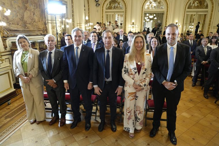 En primera fila, Karina Milei junto a Manuel Adorni, Diego Santilli, Pablo Quirno, Mariano Cúneo Libarona y Alejandra Monteoliva. En primera fila, Karina Milei junto a Manuel Adorni, Diego Santilli, Pablo Quirno, Mariano Cúneo Libarona y Alejandra Monteoliva.