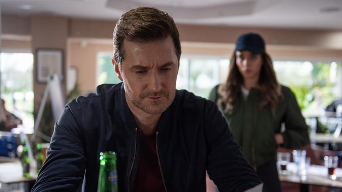 La miniserie de 8 capítulos de Netflix basada en una novela perfecta para el fin de semana largo