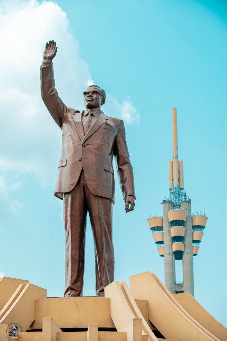 La estatua de Patrice Lumumba está ubicada en Kinshasa, capital de RD Congo. Fue el primer ministro congoleño tras la independencia de la ocupación colonial belga, en 1960. La estatua de Patrice Lumumba está ubicada en Kinshasa, capital de RD Congo. Fue el primer ministro congoleño tras la independencia de la ocupación colonial belga, en 1960.