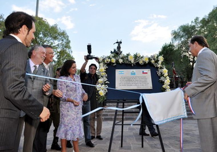 Racconto, Gioja, Garré y Vidal, inauguraron una placa. Foto: Nacho Gaffuri / MDZ