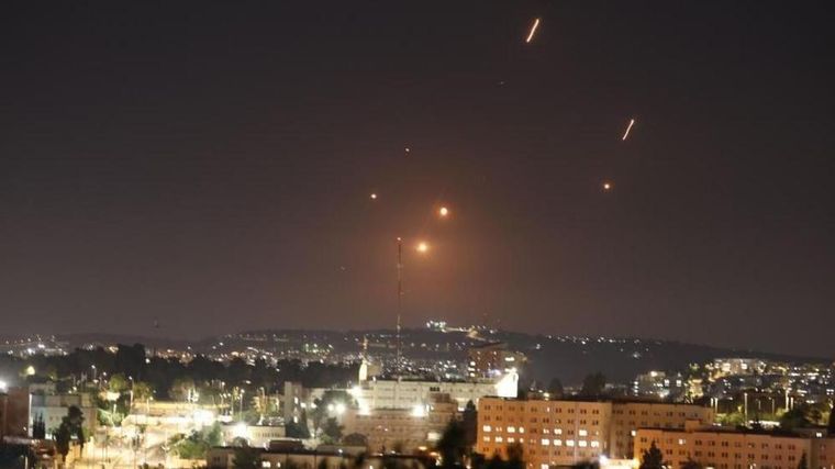 Misiles lanzados desde Irán vistos sobre Jerusalén.
