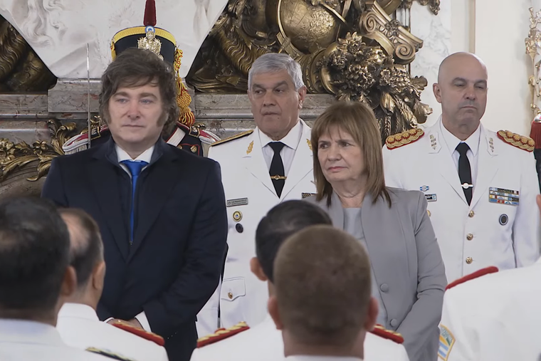 Javier Milei y Patricia Bullrich en la entrega de sables a las fuerzas de seguridad en Casa Rosada.