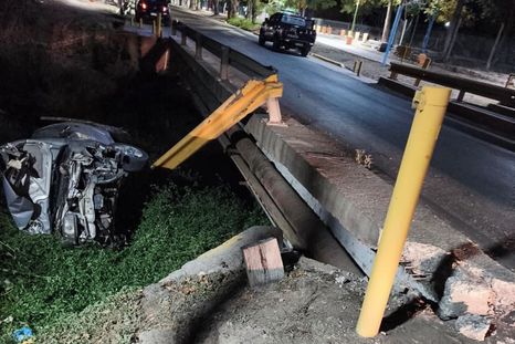 El conductor perdió el control de su vehículo y cayó a un canal en Lavalle. El conductor perdió el control de su vehículo y cayó a un canal en Lavalle.