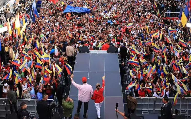 Maduro habló ante militantes en Caracas.