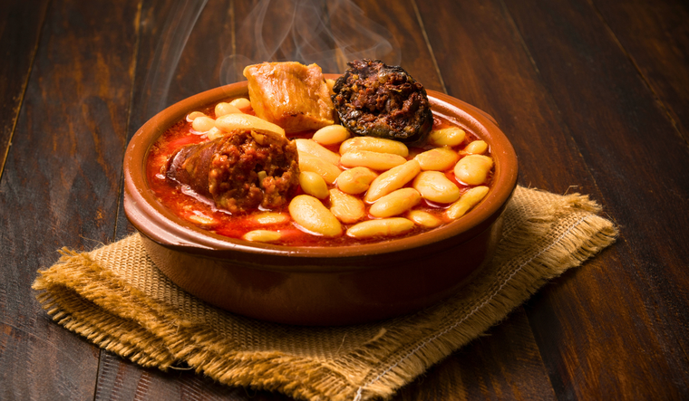 La fabada es originaria de Asturias, en el norte de España, y es considerada uno de los platos más representativos de esta región.