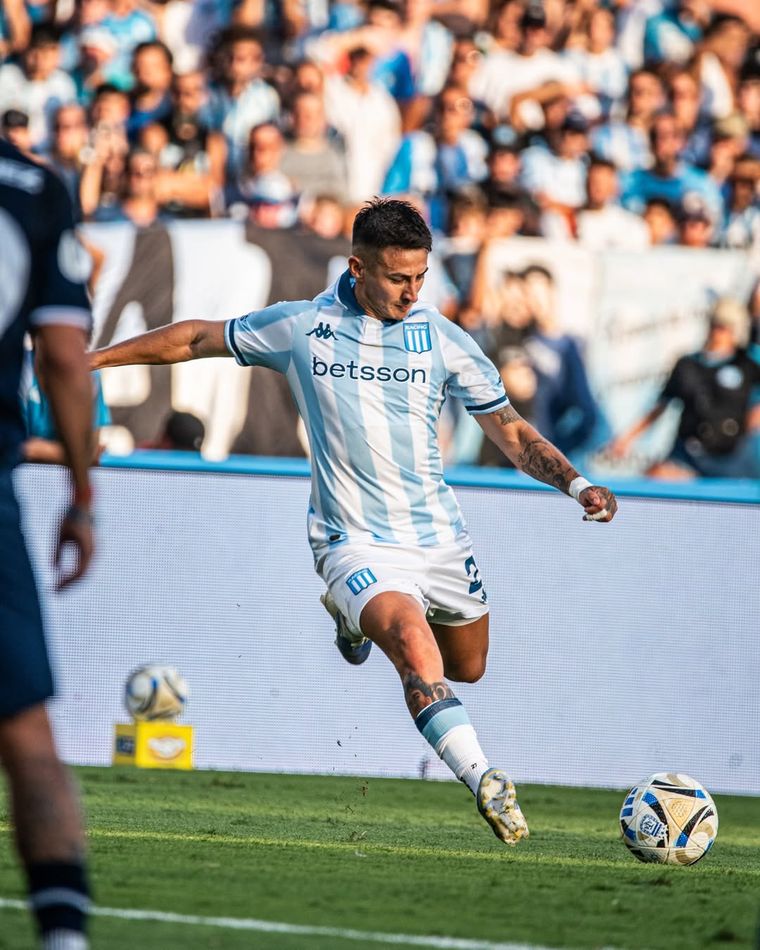 Rojas jugó un total de 141 partidos en Racing. Rojas jugó un total de 141 partidos en Racing.
