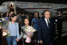 Anna Valerevna Dultseva de la mano de su hija. A su lado, Vladimir Putin.