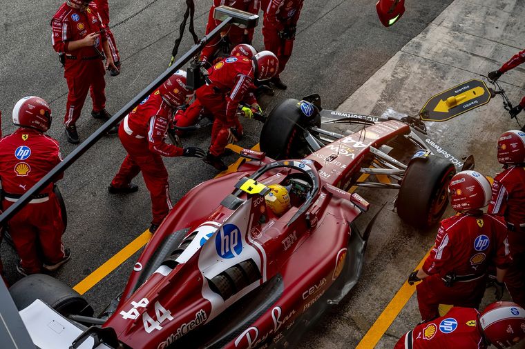 Hamilton no sube al podio desde que llegó a Ferrari y acumula tensiones internas.