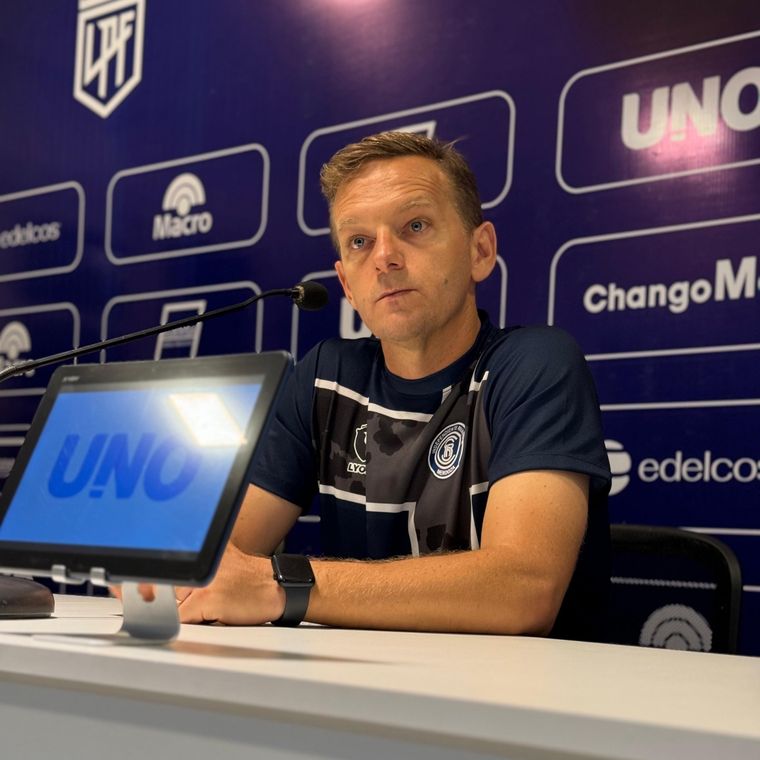 El entrenador de Independiente Rivadavia en conferencia de prensa. Foto: Prensa CSIR