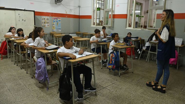 Los datos nos alertan hacia la necesidad de volver a sistematizar hábitos y patrones educativos que organicen los modos de aprender. Foto: Télam