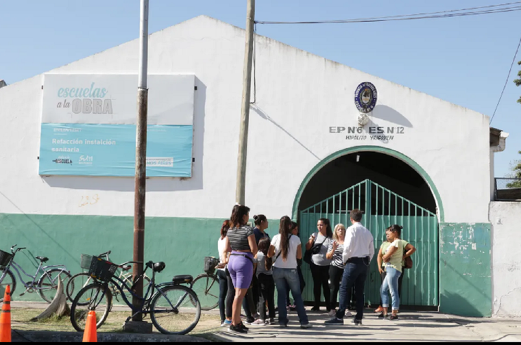 Los padres movilizados en la escuela en la que habría ocurrido el abuso Foto: Gentileza El Diario Sur