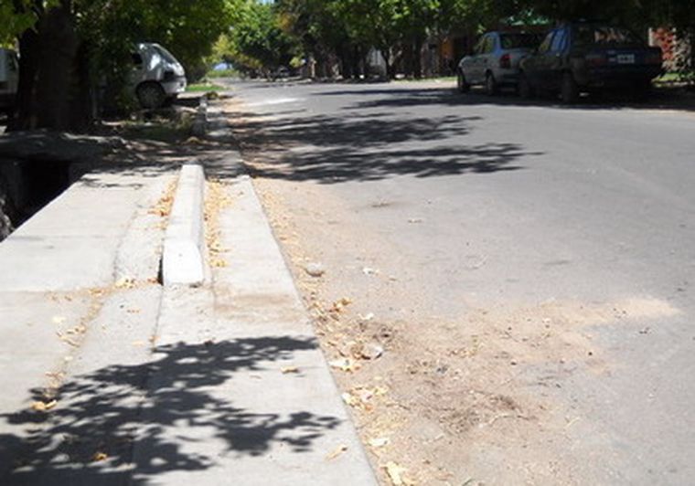 Los vecinos cubrieron con tierra las manchas de sangre. Foto: Mediamza.com