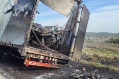 Bomberos de La Paz trabajaron para sofocar un incendio del camión en la ruta 7.