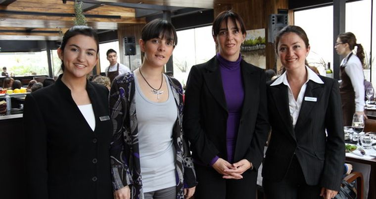 Eugenia de la Reta y la secretaria de MDZ, Marcela Casas, junto a Laura y Cristina, de Park Hyatt Mendoza. Foto: www.pocion.com.ar