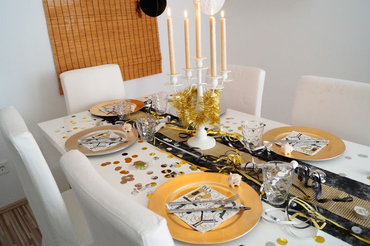 Diferentes manteles para preparar tu mesa. Foto: https://madameschischiblog.com/new-years-eve-table-decoration