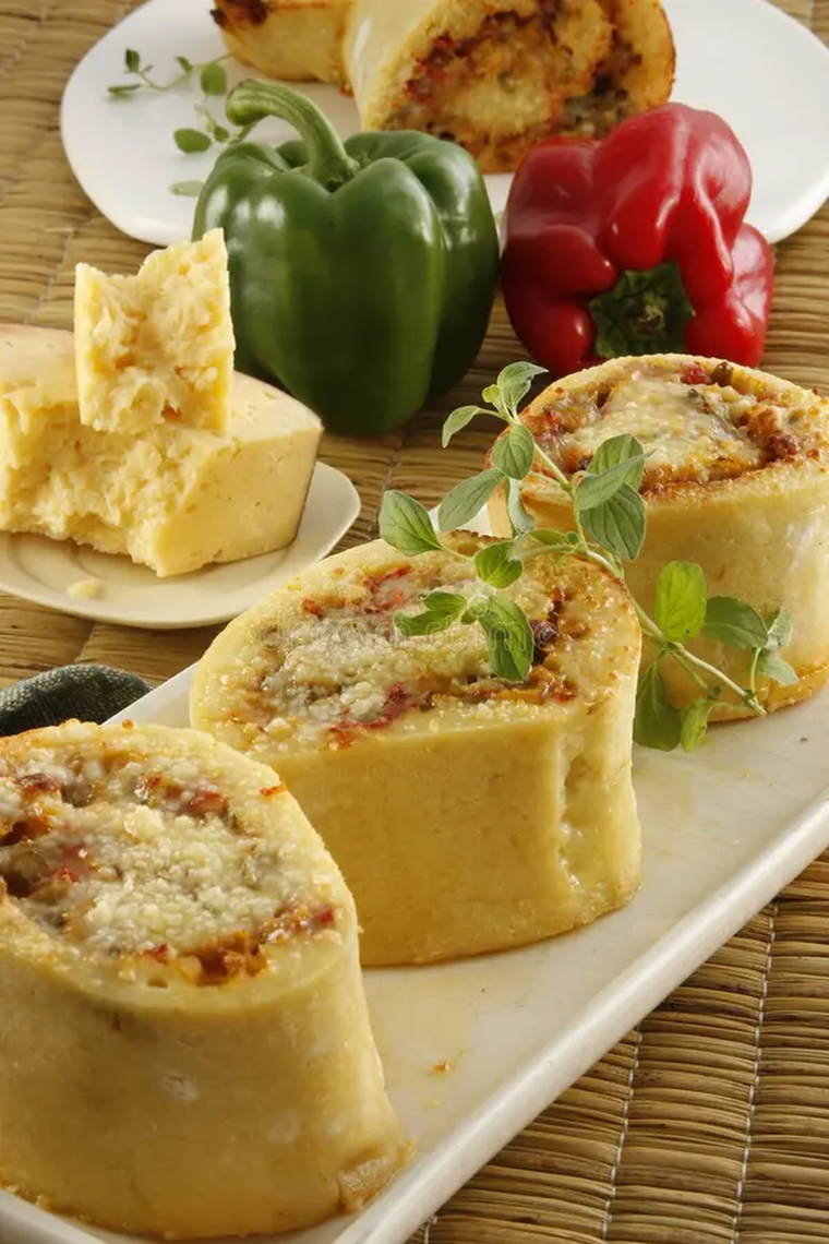 Rolls de polenta dorados y rellenos para cualquier ocasión. Foto: Dreamstime
