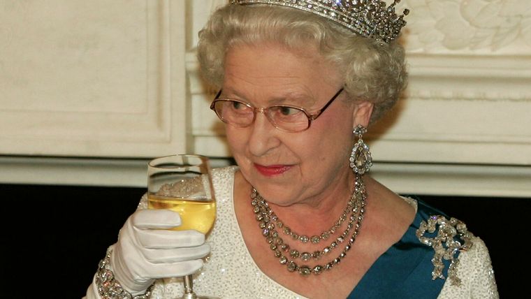 La Reina Isabel II y un vino que le gusta mucho.