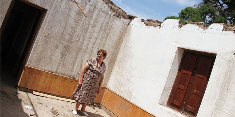 María Quiroga, de 77 años, con su casa destruida Foto: Maggie Ojcius/Mediamza.com