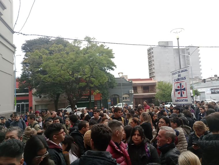 Caos en algunas escuelas de Tucumán por falta de autoridades de mesa. Foto: Álvaro Mejuro