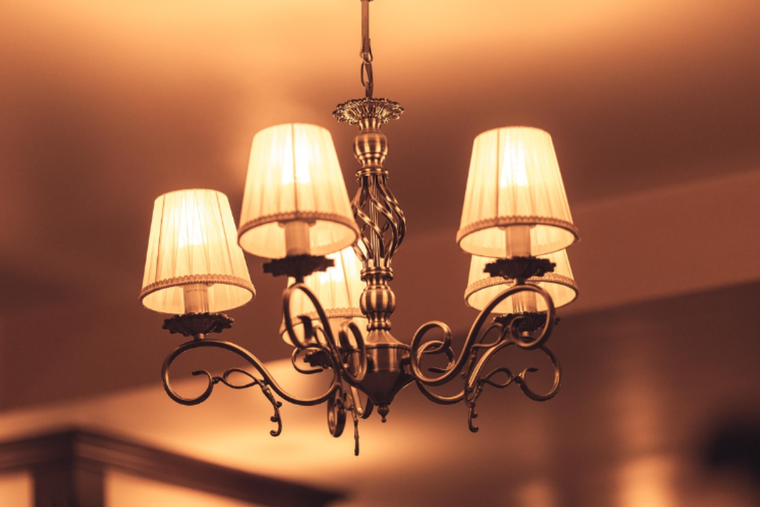 Elegir la lámpara acorde para tu espacio hará destacar toda la decoración del ambiente. Foto: Pixabay - pixabay.com