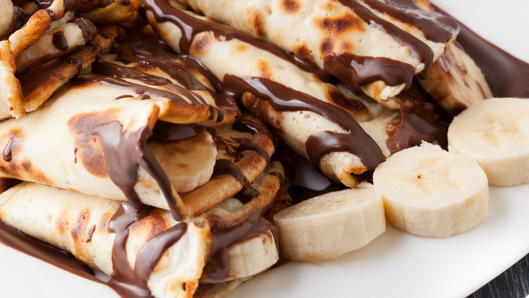 En Italia, una versión parecida de la receta se prepara con crema de avellanas artesanal. En Italia, una versión parecida de la receta se prepara con crema de avellanas artesanal.