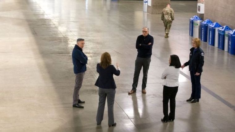 Ante la mejora de la situación, el gobernador de Washington, Jay Inslee, devolvió más de 400 de los respiradores que la Reserva Nacional Estratégica le había prestado al estado.