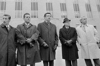 MDZol | Los plomeros cubanos actuaron de forma coordinada durante el juicio. De izquierda a derecha: Virgilio Gonzalez, Frank Sturgis, el abogado Henry Rothblatt, Bernard Barker y Eugenio Martinez. Foto: GETTY IMAGES