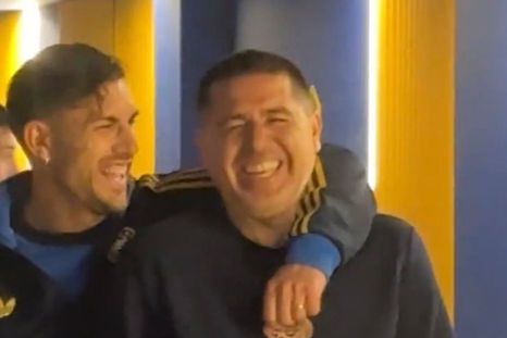 Abrazos y risas: así se retiraron Riquelme y Paredes de la Bombonera. Abrazos y risas: así se retiraron Riquelme y Paredes de la Bombonera.