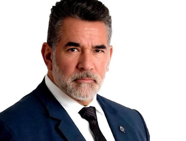 RATING. Los hilos del pasado