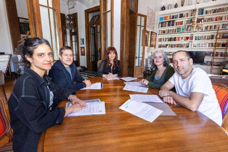 CFK se muestra activa en su casa, mientras cumple la condena por corrupción CFK se muestra activa en su casa, mientras cumple la condena por corrupción