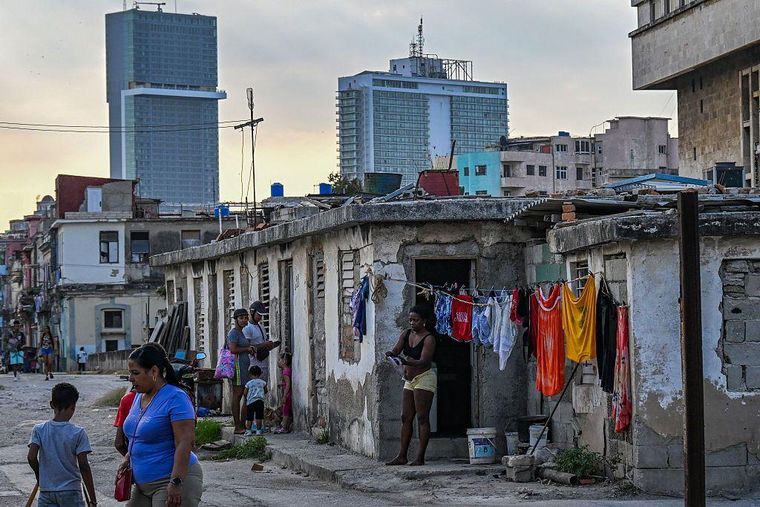 La miseria en las calles de La Habana contrasta con los modernos hoteles financiados por corporaciones de Gaesa, como la Torre K - Iberostar Selection La Habana (izquierda), inaugurada en 2025.