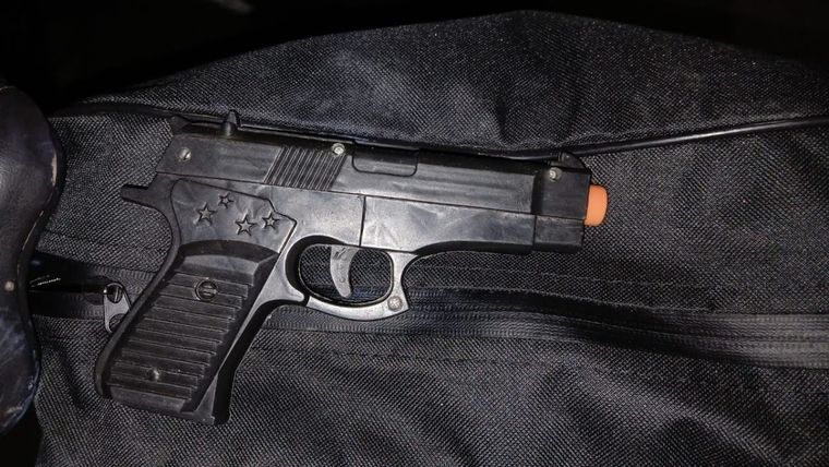 Los detenidos fueron sorprendidos con droga, un cuchillo y una réplica de arma.
