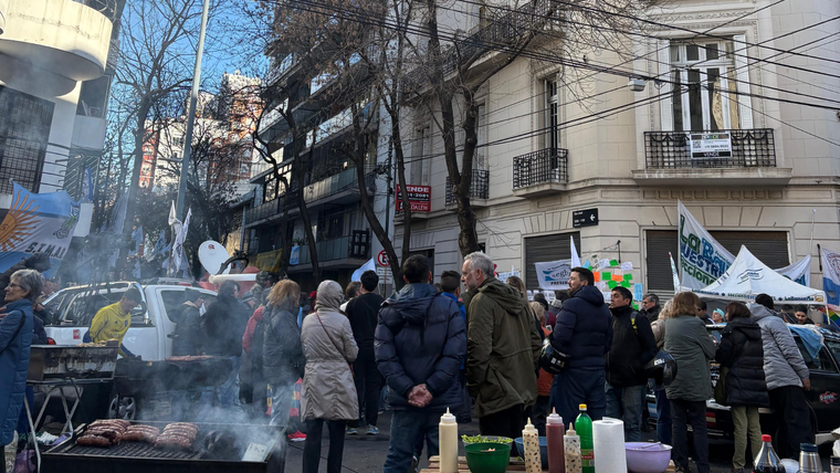 Desde temprano, la gente hace una vigilia en la casa de la hija de Cristina Fernández de Kirchner