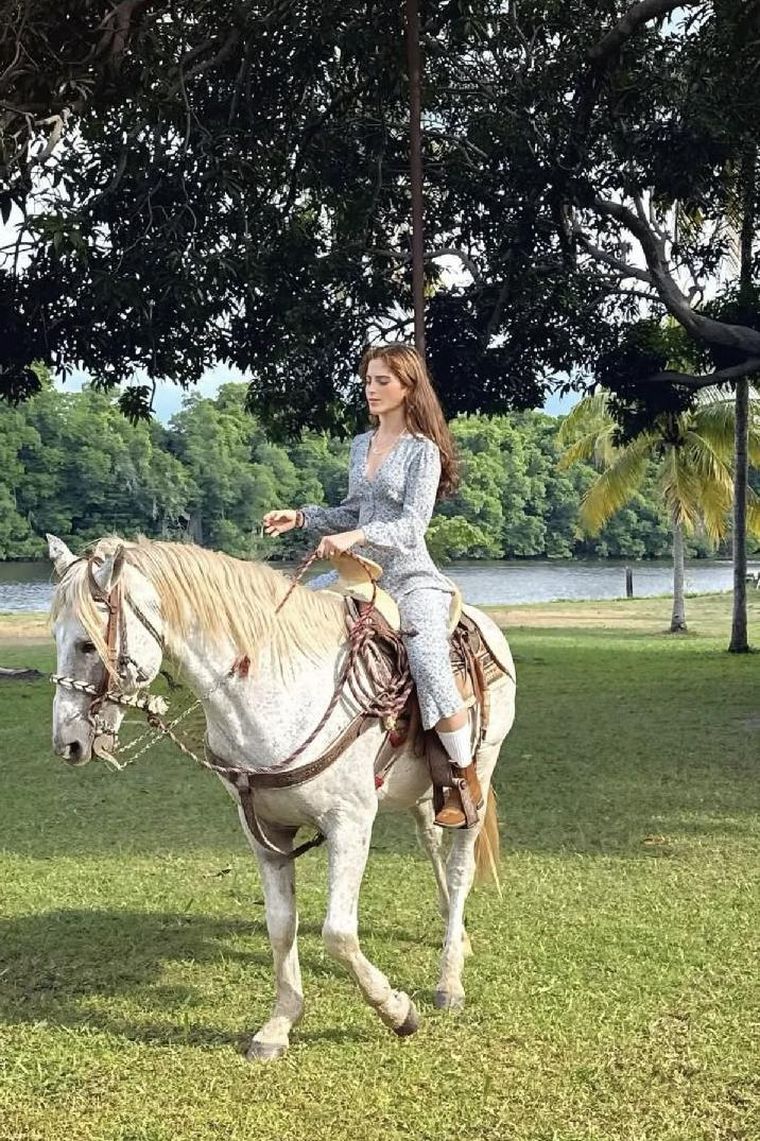 La nueva Miss Universo ha dicho que disfruta de hobbies como la equitación, jugar tenis, escuchar música, pintar y leer.