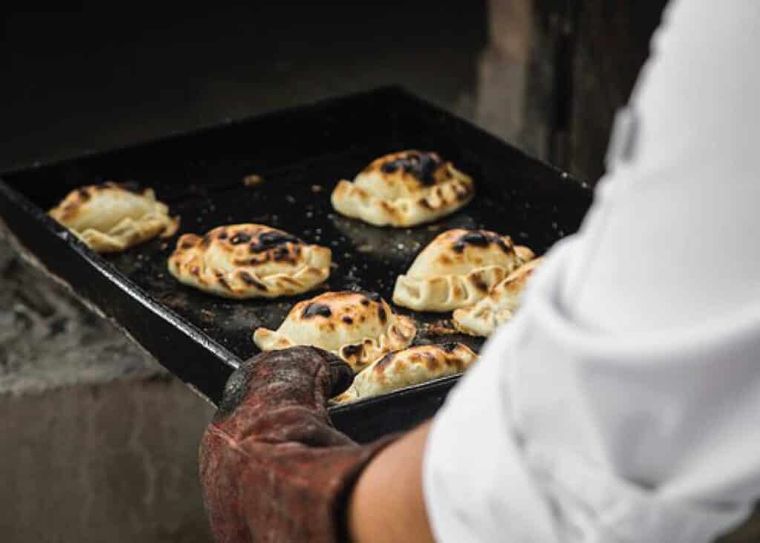 La Casa del Visitante, ubicada en Maipú, ofrece una experiencia culinaria que equilibra lo rústico y lo gourmet. La Casa del Visitante, ubicada en Maipú, ofrece una experiencia culinaria que equilibra lo rústico y lo gourmet.