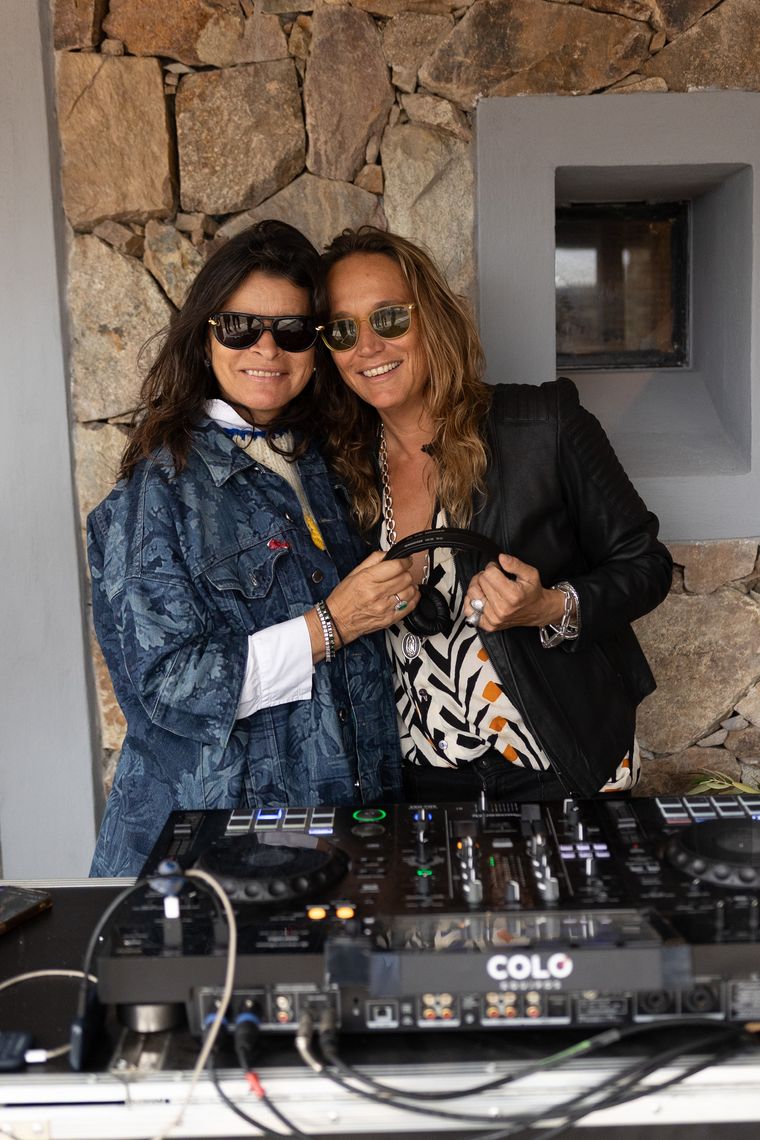 Patricia Negra Torres y su amiga la DJ Mina. Patricia Negra Torres y su amiga la DJ Mina.