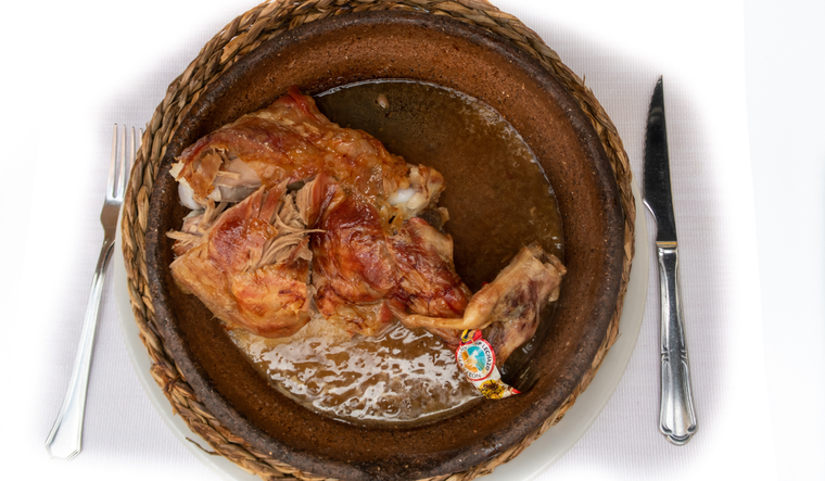 La receta tradicional de lechazo asado se prepara únicamente con sal y agua, sin especias. La receta tradicional de lechazo asado se prepara únicamente con sal y agua, sin especias.