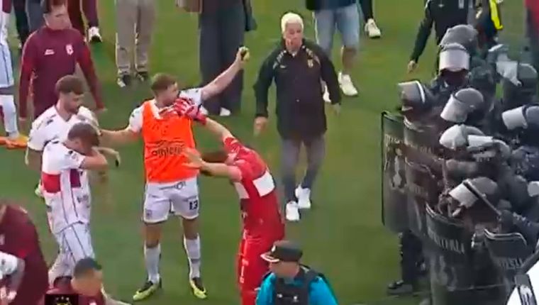 La policía reprimió a los jugadores de Deportivo Morón.