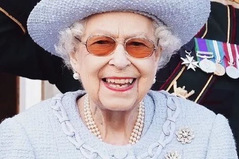 La reina Isabel II mantuvo la calma. Foto: Instagram: theroyalfamily
