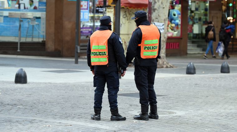 Fiesta Los agentes estaban inclumpliendo las normas sanitarias y los vecinos hicieron la denuncia. Foto: ALF PONCE / MDZ