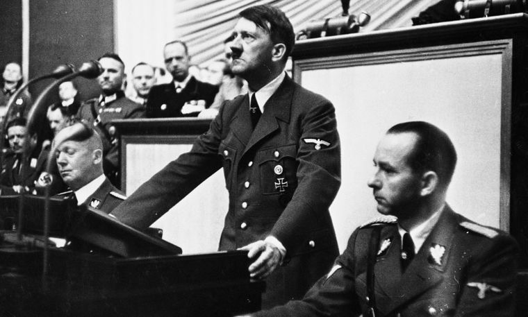 Enero de 1933 es el mes previo a la llegada de Hitler a la cima del poder en Alemania. Este libro relata aquel fatídico ascenso.
