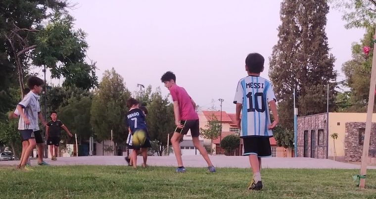 La 10 de Messi inunda plazas, potreros y calles del mundo. Foto: Pablo Icardi