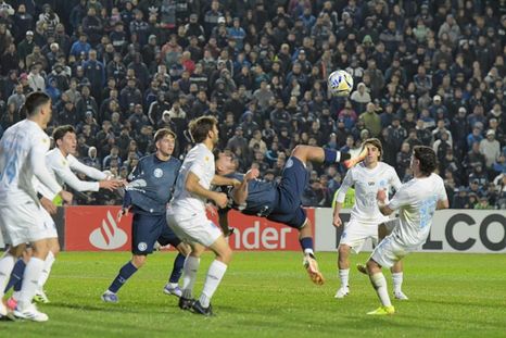 Maxi Amarfil intenta una chilena en el área rodeado de jugadores de Belgrano, mientras a Retamar lo sujetan de la camiseta. Foto: Alfredo Ponce/MDZ Maxi Amarfil intenta una chilena en el área rodeado de jugadores de Belgrano, mientras a Retamar lo sujetan de la camiseta. Foto: Alfredo Ponce/MDZ
